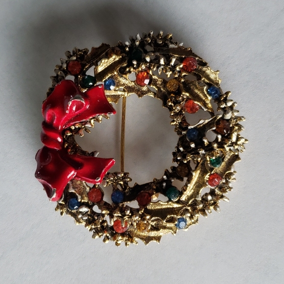 Vintage ART Christmas Wreath Brooch - Picture 2 of 6